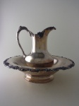 Jarra com bacia em metal prateado, diâmetro da bacia 47 cm, altura 12 cm.  Altura da jarra  30 cm , diâmetro da jarra 20 cm.
