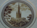 Prato de parede com estampa representando a Catedral Inglesa de WEDG WOOD. Diâmetro 26 cm.