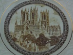 Prato de parede com estampa de Catedral Inglesa.  Diâmetro 27 cm.