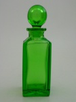 Garrafa para  Whisky em cristal na cor verde.  Altura 27 cm. largura 9 cm  , prof. 9 cm