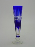 Vaso em cristal lapidado com cor azul .  Altura 28 cm, diâmetro  7 cm.