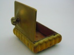 Caixa em metal dourado  com revestimento interno em madeira.  Altura 12 cm, largura  21 cm, profundidade  17 cm.