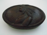 Caixa de madeira com entalhe de figura indígena. Comprimento 32 cm, largura 21 cm, altura 8 cm.