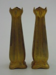 Dois vasos em metal dourado. Altura 22 cm , largura 6 cm .