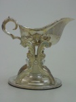 Molheira em metal prateado  com Rechaud.  Altura 19 cm, comprimento 21 cm, diâmetro da base 16 cm.