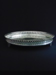 Bandeja redonda com pés em metal prateado. Diâmetro 32 cm.