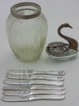 Lote composto por seis espátulas para patê em metal prateado comprimento 11 cm. , um vaso em cristal com bocal em metal  , altura 11 cm., diâmetro 9 cm. e im cisne em cristal e metal medindo comprimento 7 cm., altura 8 cm.