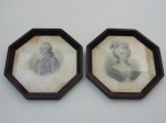 Dois quadros com gravuras. diâmetro 16 cm.