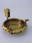 Cinzeiro para charutos em metal dourado com interior  em cristal lapidado. Diâmetro 19 cm.