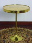 Mesa de fumador, diâmetro  43 cm, altura 57 cm.
