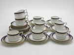 Doze xícaras de chá com pires e doze pratos para sobremesa, porcelana Rosenthal  azul cobalto e ouro.