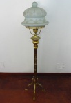 Luminária com pedestal  em metal com  cúpula de opalina . Na opalina um pequeno trincado e o pé de metal necessita de reparos, altura 172 cm., diâmetro 40 cm.
