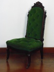 Cadeira para criança, período VITORIANO 1837-1901. PEÇA MUITO ANTIGA E MUITO BEM RESTAURADA. Altura 84 cm. Rodas de porcelana nas quatro pernas.