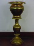 Floreira tipo coluna em metal dourado, altura 66 cm, diâmetro 30 cm.