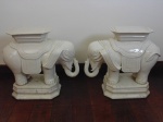 Duas esculturas, elefantes em cerâmica  branca, altura  56 cm, comprimento 65 cm, largura 26 cm. Pequeno faltante na orelha.e fio de cabelo.