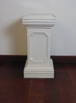 Coluna em cerâmica branca 70 cm, largura 37 cm, profundidade 37 cm. Pequeno defeito.