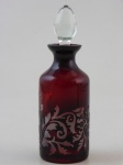 Perfumeiro cristal europeio acidado, cor rubi, altura 15 cm.