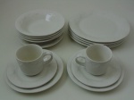 Lote contendo, duas xícaras de chá com pires,  quatro pratos fudos  diâmetro 20 cm. dois pratos de sobremesa 19,5 cm, e quatro pratos de mesa diâmetro 26,5 cm.