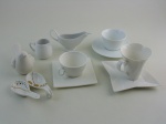 Lote com doze peças em porcelana branca, três xícaras de chá  diversas com pires, duas molheiras , três colheres e um pombo.