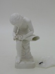 Escultura em porcelana branca altura 27 cm (necessita restauro) contem os pedaços quebrados.