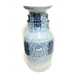 Vaso oriental em porcelana azul e branca. China, Séc. XIX. 43 cm de altura.