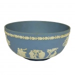 Bowl wedwood na cor azul com figuras gregas. Inglaterra, cerca de 1900. 10 cm de altura e 20 cm de diâmetro.