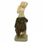 Escultura em bronze e marfim representando figura feminina. Com base em alabastro. França, princípio do Séc. XX. 19 cm de altura.