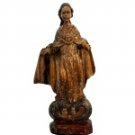 Rara escultura de madeira policromada e dourada, representando Nossa Senhora do Carmo, composta por peanha com dois anjos e volutas. Brasil. Séc XVIII. 56 cm.