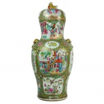 Grande Potiche em porcelana policromada decoração Mandarim. China, Qing, Daoguang (1821-1850). 66 cm. Em perfeito estado.