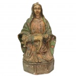 Escultura em barro representando Nossa Senhora da Piedade com Jesus. Brasil, Séc. XIX. 31 cm de altura.