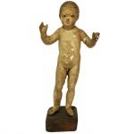 Escultura em madeira representando menino Jesus. Brasil, Séc. XIX. 27 cm com base e 24 cm sem.