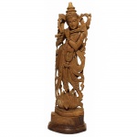 Escultura em monobloco de madeira representando musicista. Índia, Séc. XX. 36 cm de altura.