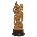 Escultura em madeira representando casal. Acompanha base em madeira. 31 cm sem a base e 25 cm com base.