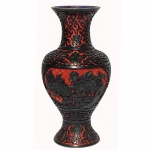 Vaso em laca nas cores preta e vermelha. China, princípio do Séc. XX. 24 cm s/ base e 27 cm com.