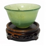 Bowl em jade com sua base em madeira. China, Séc. XIX. 6 x 10 cm sem base e 13 x 10 com base.