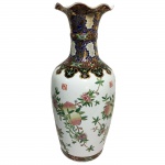 Vaso oriental em porcelana decorada com flores. 81 cm de altura.