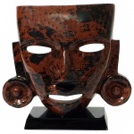 Máscara em pedra polida. México, Séc. XX. 24 cm de altura.