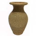 Vaso em cerâmica revestido por palha. 30 cm de altura.