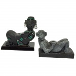 Duas esculturas em resina representando figuras deitadas. 10 x 7 cm.