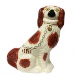 Cachorro em porcelana Staffordshire. Inglaterra, Séc. XIX. 18 x 15 cm.