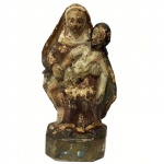 Escultura em madeira representando Nossa Senhora da Piedade. Brasil, Séc XIX. 23 cm de altura.