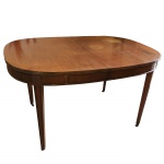 Mesa em madeira. 72 x 127 x 87 cm. (tampo com manchas).