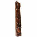 Grande figa em jacaranda, decorada com cabeça de índio. 36 cm de altura.
