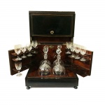 Antigo bar em madeira com 9 cálices e 4 garrafas em cristal. Inglaterra, final do Séc. XIX. 27 x 30 x 22 cm.