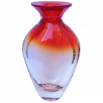 Vaso de cristal com nuances em vermelho. 26 cm de altura.