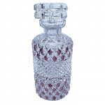 Baccarat - Belíssima garrafa em cristal para whisky com detalhes em vermelho. Com pequenos bicados no gargalo. 23 cm de altura.