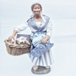 Enika Eygazier - Boneca em barro cozido representando camponesa com cesto. 31 cm de altura.