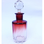 Baccarat - Perfumeiro em cristal trabalhado com nuances em vermelho. 15 cm de altura.