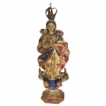 Escultura em madeira policromada representando Nossa Senhora. Acompanha coroa em metal. Brasil. Séc XIX. 28 cm sem a coroa e 33 cm com a coroa.