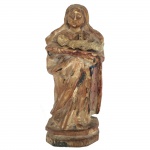 Escultura em madeira policromada representando Nossa Senhora com Menino. Brasil, Séc XIX. 11 cm de altura.